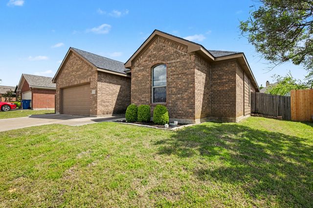 303 Stonegate Boulevard, Alvarado, TX 76009