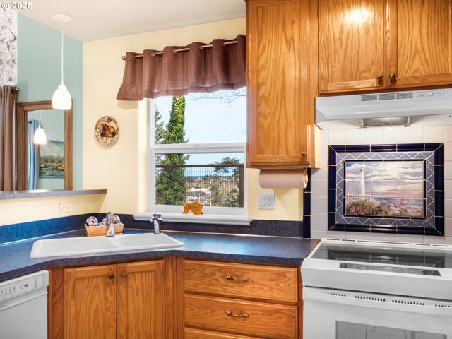243 S Grayling St, Rockaway Beach, OR 97136