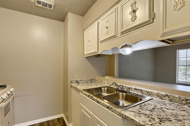 1302 Radcliff DR B, Austin, TX 78752