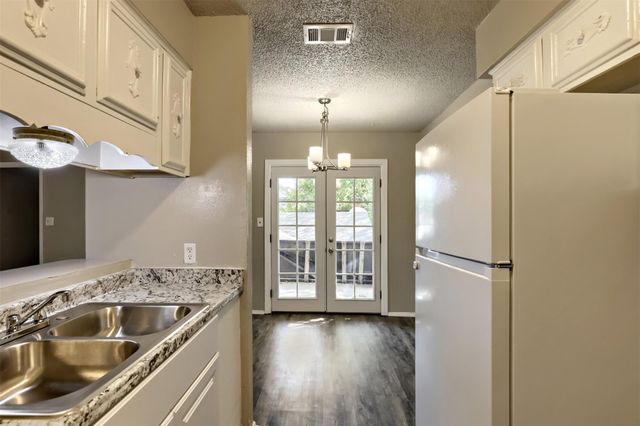 1302 Radcliff DR B, Austin, TX 78752