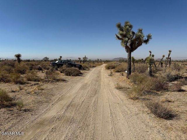 220 E Avenue X, Llano, CA 93544