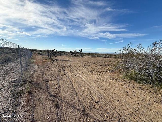 220 E Avenue X, Llano, CA 93544
