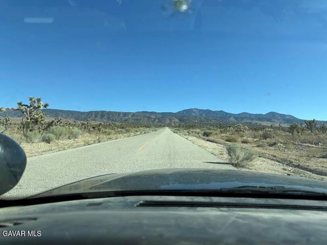 220 E Avenue X, Llano, CA 93544