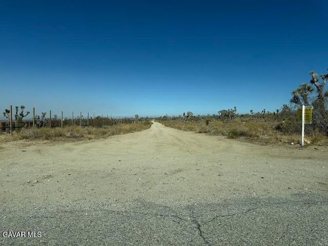 220 E Avenue X, Llano, CA 93544