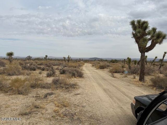 220 E Avenue X, Llano, CA 93544