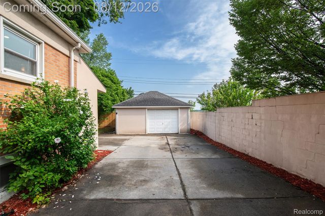 22 Cloverport Avenue, Rochester Hills, MI 48307