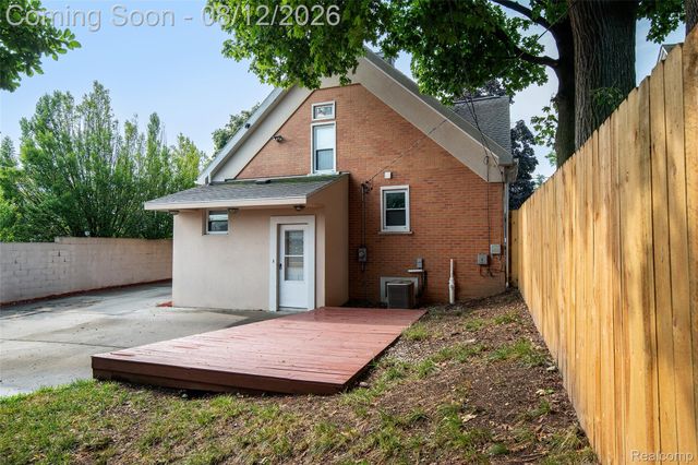 22 Cloverport Avenue, Rochester Hills, MI 48307