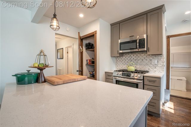 22 Cloverport Avenue, Rochester Hills, MI 48307