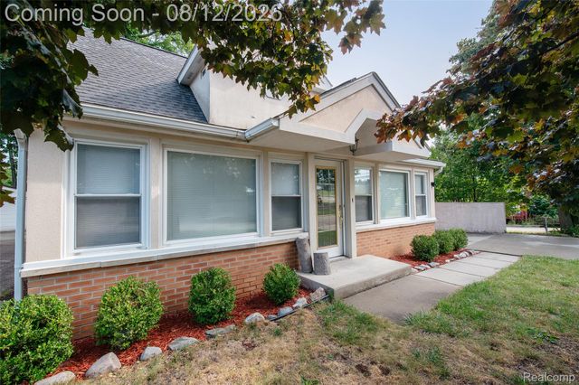 22 Cloverport Avenue, Rochester Hills, MI 48307