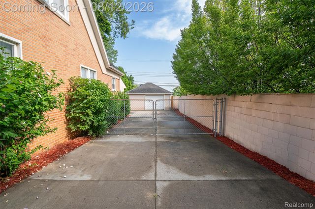 22 Cloverport Avenue, Rochester Hills, MI 48307