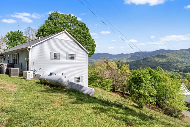 619 Pounding Mill Loop, Hayesville, NC 28904