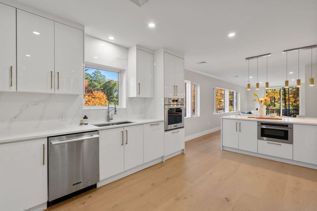 8 Irene Rd, Bedford, MA 01730