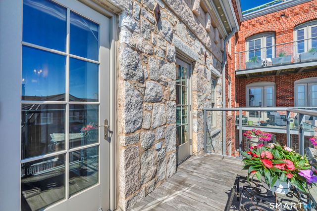 8 Stonington Commons 22, Stonington, CT 06378
