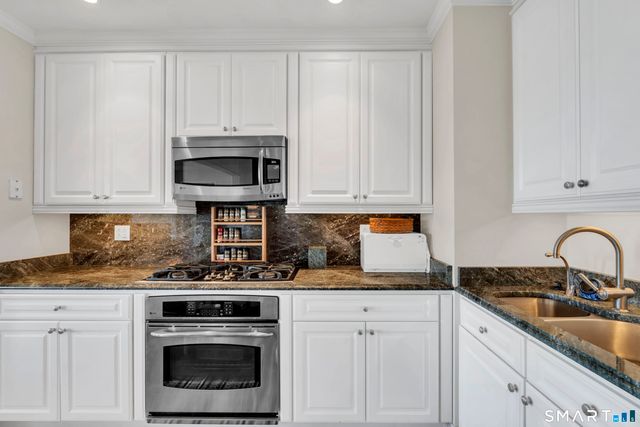 8 Stonington Commons 22, Stonington, CT 06378