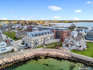 8 Stonington Commons 22, Stonington, CT 06378