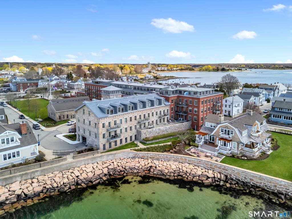 8 Stonington Commons 22, Stonington, CT 06378