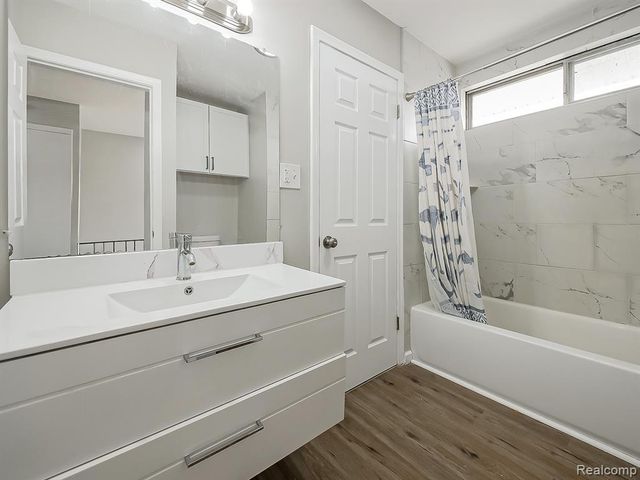 178 Summit View Court, White Lake, MI 48386