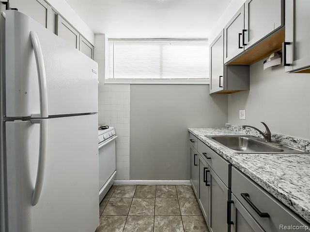 178 Summit View Court, White Lake, MI 48386