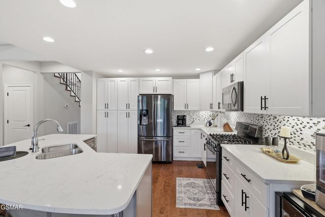 705 Waters Edge, Dandridge, TN 37725