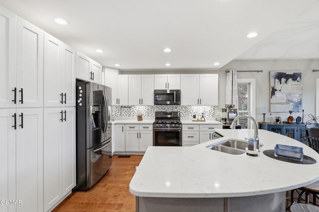 705 Waters Edge, Dandridge, TN 37725
