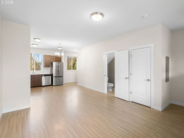 10843 E BURNSIDE St, Portland, OR 97216