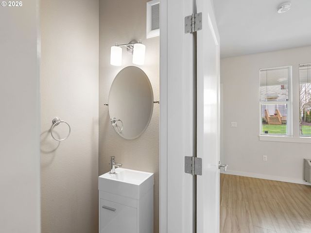 10843 E BURNSIDE St, Portland, OR 97216