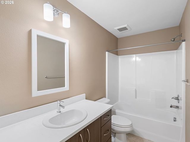 10843 E BURNSIDE St, Portland, OR 97216