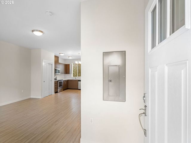 10843 E BURNSIDE St, Portland, OR 97216