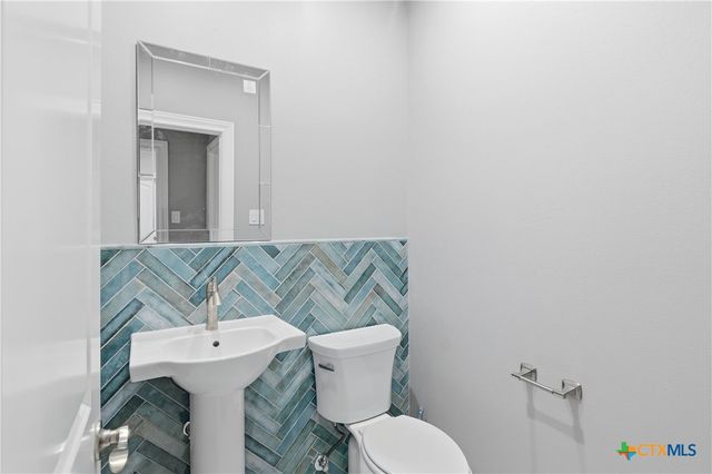 647 Oak Creek Parkway, Seguin, TX 78155