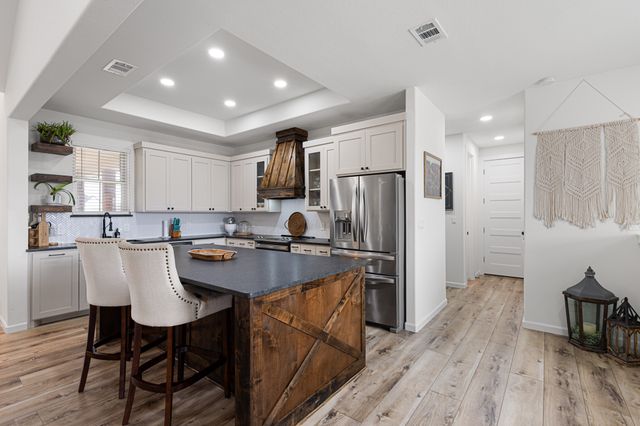 476 Silver Leaf Drive, Sunset, TX 76270