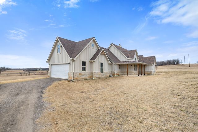 476 Silver Leaf Drive, Sunset, TX 76270