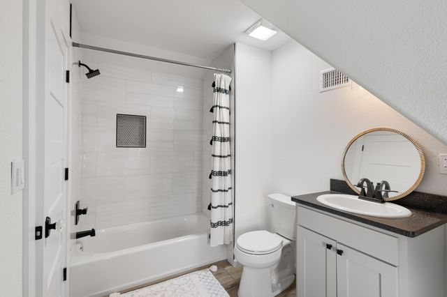 476 Silver Leaf Drive, Sunset, TX 76270