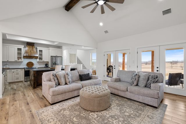 476 Silver Leaf Drive, Sunset, TX 76270