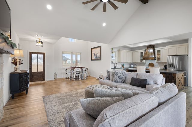 476 Silver Leaf Drive, Sunset, TX 76270