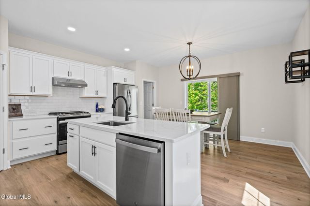 15 Bradley Circle, Halfmoon, NY 12065