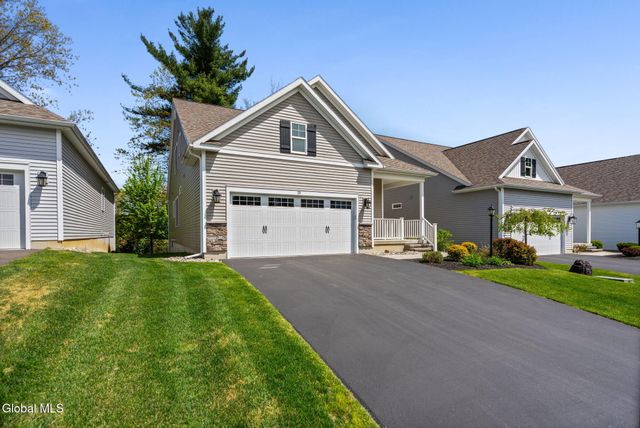 15 Bradley Circle, Halfmoon, NY 12065