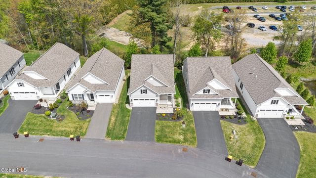 15 Bradley Circle, Halfmoon, NY 12065