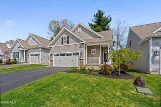 15 Bradley Circle, Halfmoon, NY 12065