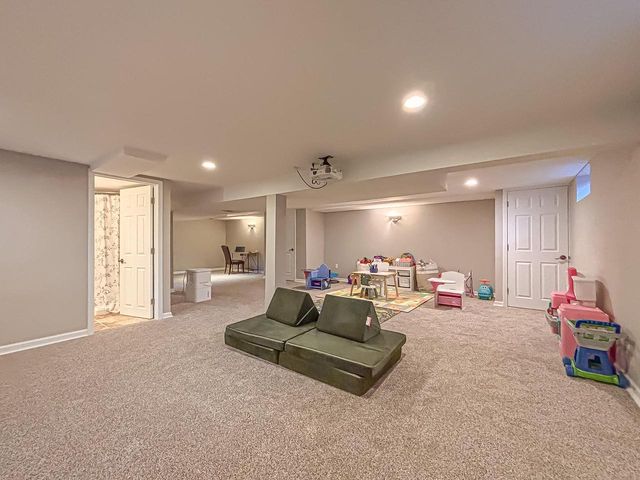 W158N5725 Elmway DRIVE, Menomonee Falls, WI 53051