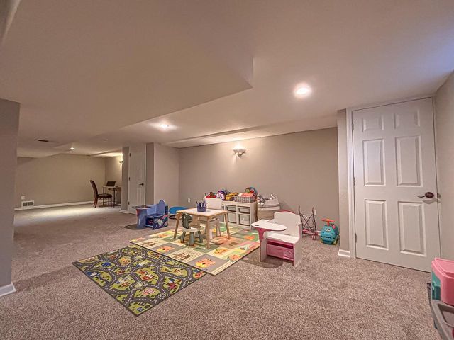 W158N5725 Elmway DRIVE, Menomonee Falls, WI 53051