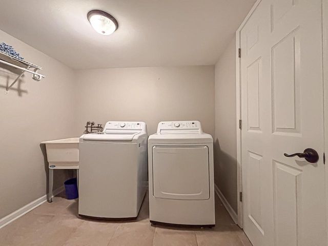 W158N5725 Elmway DRIVE, Menomonee Falls, WI 53051