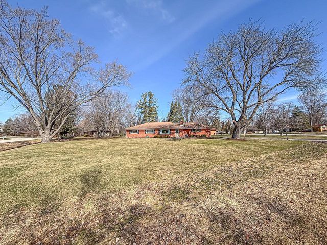 W158N5725 Elmway DRIVE, Menomonee Falls, WI 53051
