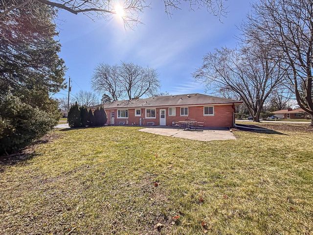 W158N5725 Elmway DRIVE, Menomonee Falls, WI 53051