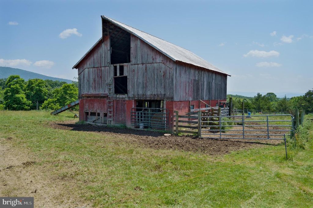 584 HOTT HILL RD, Maysville, WV 26833