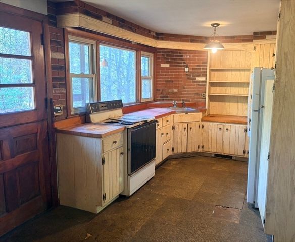 54 Hilldale Rd, Ashland, MA 01721