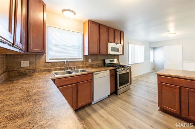 935 Kingsbrook Lane, Florissant, MO 63031