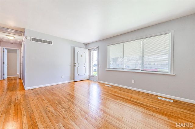 935 Kingsbrook Lane, Florissant, MO 63031