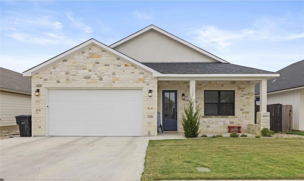 121 Feather Way, Fredericksburg, TX 78624