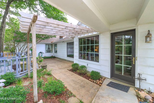 697 Country Place Drive, Pearl, MS 39208