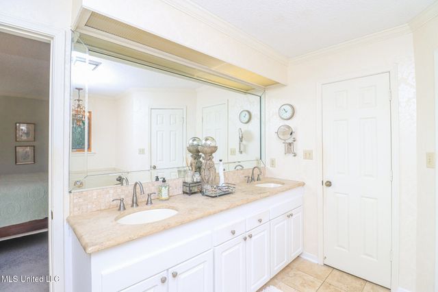 697 Country Place Drive, Pearl, MS 39208